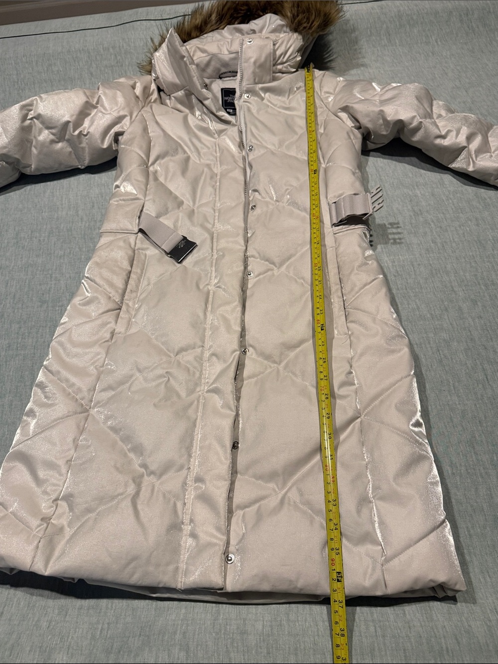 The North Face Women's Cream Quilted Belted Puffer Coat with Faux-Fur Hood - Picture 9 of 16